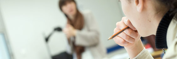 Kvinde med blyant ved underviser